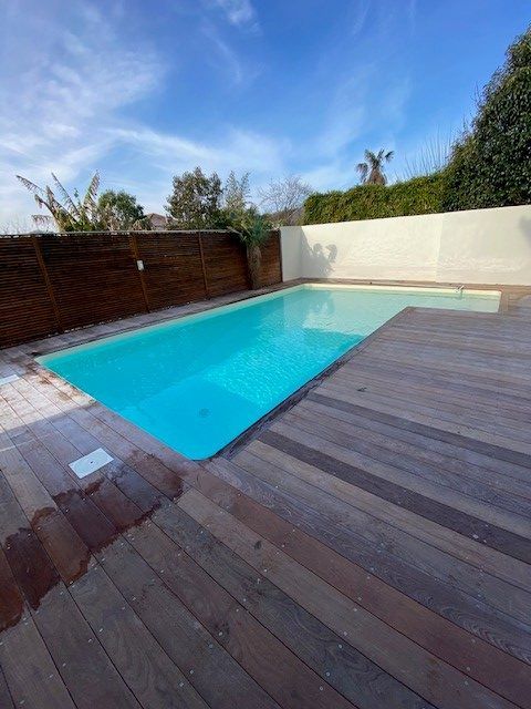 Piscine 6m x 3m avec escalier d'angle et plage