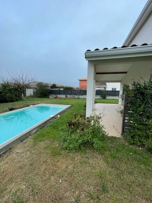 Terrasse et tour de piscine en bois exotique
