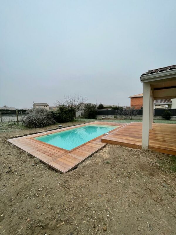 Terrasse et tour de piscine en bois exotique