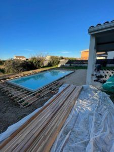 Terrasse et tour de piscine en bois exotique
