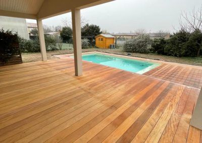 Terrasse et tour de piscine en bois exotique