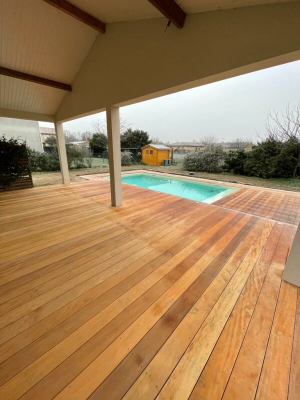 Terrasse et tour de piscine en bois exotique